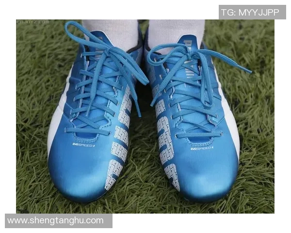 阿迪达斯蓝色妖姬足球鞋助你在球场上展现无与伦比的风采与实力 阿迪达斯蓝色妖姬足球鞋助你在球场上展现无与伦比的风采与实力